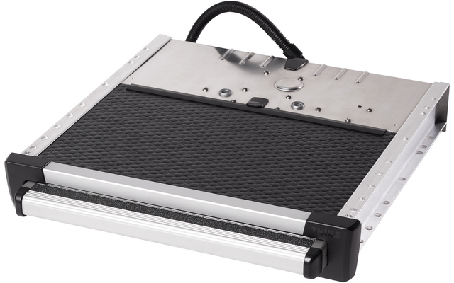 Armazón metálico con superficie negra texturizada, asa frontal plateada con extremos negros, rieles de montaje laterales con orificios y un cable negro