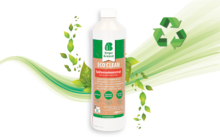 Witte fles met groen etiket waarop 'ECO CLEAN' en 'Spülmaschinenkonzentrat' staat; groene bladeren, groene vloeiende lijnen en recycle-symbool op witte achtergrond