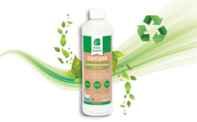 Witte plastic fles met een groen etiket met de tekst "ECO CLEAN" en een bruin etiketgedeelte, omgeven door groene bladeren, een groen recyclingsymbool en gestileerde groene golven op een witte achtergrond