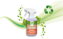 Spuitfles met trekspuit en etiket 'ECO CLEAN Toiletten-schlüssel-Spray', groen bladlogo, groene bladeren, recycling-symbool en groene golvende strepen op witte achtergrond