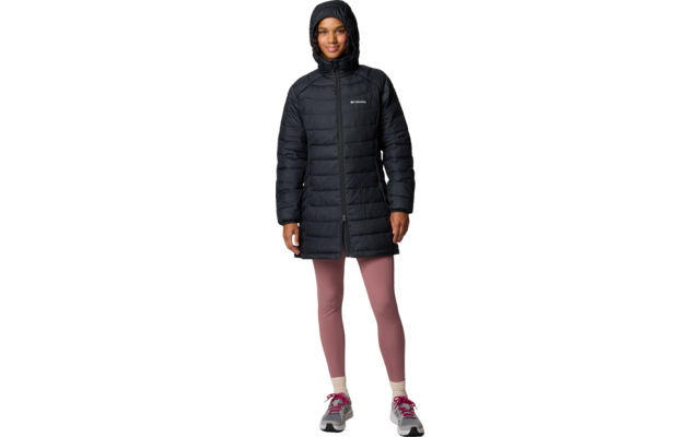 Persoon staat frontaal tegen witte achtergrond, draagt een zwarte doorgestikte mid-length capuchonjas met ritssluiting, roze legging, lichte sokken en grijze sneakers met roze veters; handen langs het lichaam