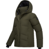 Olivgrüne gesteppte Winterjacke mit Kapuze, Frontreißverschluss und Druckknopfleiste, langen Ärmeln mit schwarzen Innenbündchen, rundem Patch am Oberarm, weißer Hintergrund