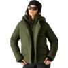 Person mit schwarzer Mütze und Sonnenbrille, olivgrüne gesteppte Jacke, Hände in den Taschen, frontal vom Oberkörper abgebildet