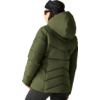 Person von hinten/seitlich in olivgrüner, gesteppter Jacke mit Kapuze, schwarzem Stirnband und Sonnenbrille