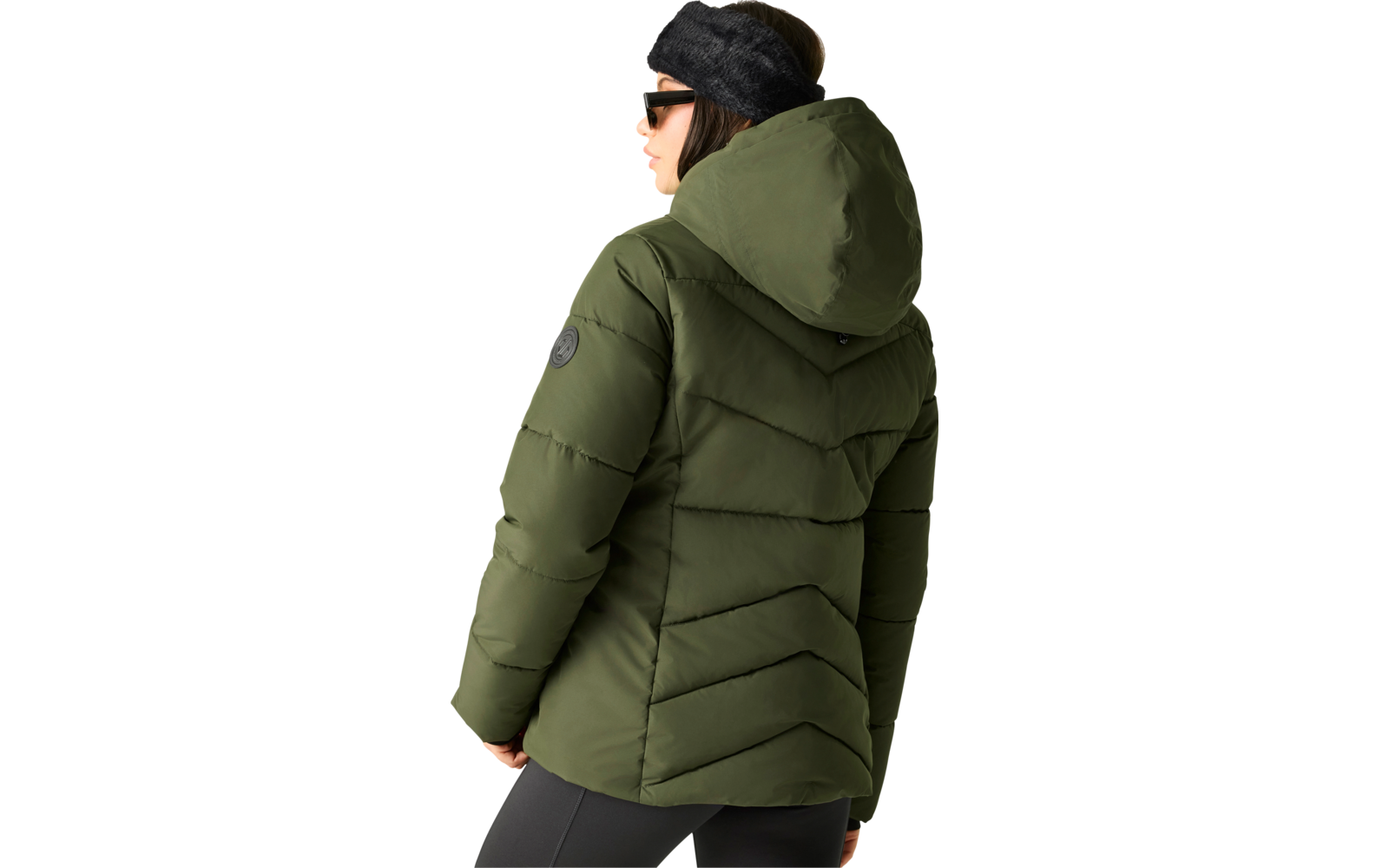 Person von hinten/seitlich in olivgrüner, gesteppter Jacke mit Kapuze, schwarzem Stirnband und Sonnenbrille