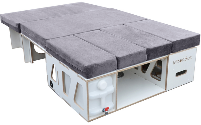 Grauer solarbetriebener Roboter mit rechteckiger Form auf weißem Hintergrund