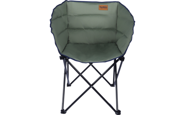 Grüner, runder faltbarer Stuhl mit gepolstertem Sitz und Rückenlehne, oranges Label "TAMBU" oben, dunkelblauer Rand und schwarzes Metallgestell mit Kreuzstreben