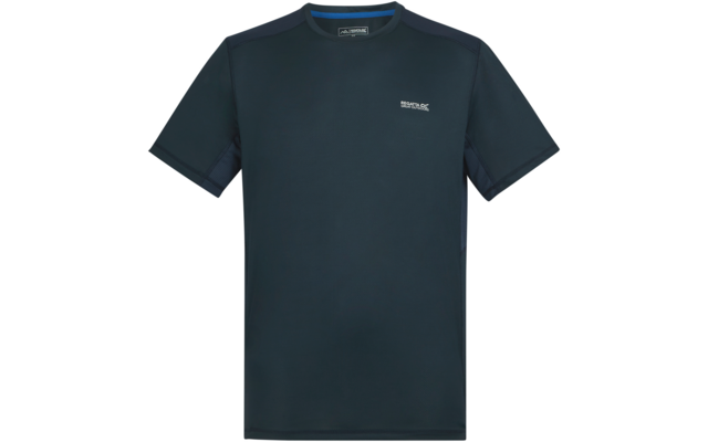 Dunkelblaues kurzärmeliges T-Shirt mit Rundhalsausschnitt, kleinem weißem Logo auf linker Brust und heller blau abgesetzter Innenkante am Kragen, auf weißem Hintergrund