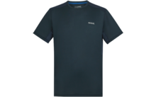 T-shirt bleu foncé à manches courtes et col rond, petit logo blanc sur la poitrine gauche et bord intérieur du col bleu plus clair, sur fond blanc