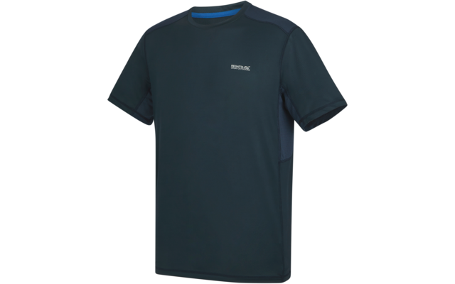 Dunkelblaues T‑Shirt mit kurzen Ärmeln, Rundhalsausschnitt, hellblauer Innenrand am Kragen, kleiner weißer Logotext auf linker Brust, dunklere Einsätze an Seiten und Schultern