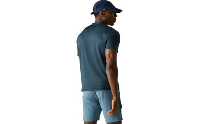 Person von hinten, trägt dunkelblaue Schirmmütze, kurzärmeliges dunkeltürkises Shirt, hellblaue Shorts und kabellosen Ohrhörer; einfarbiger heller Hintergrund