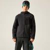 Person vor hellem Hintergrund, trägt schwarze Fleecejacke mit Brusttasche und Reißverschluss, schwarze Hose, türkise Mütze unter schwarzem Helm und hält türkise-schwarze Handschuhe