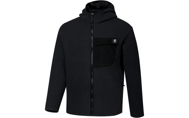Schwarze Fleecejacke mit Kapuze, durchgehendem Reißverschluss, linker Brusttasche mit Klappe und kleinem Logolabel, seitlichen Reißverschlusstaschen