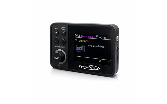 Radio DAB portátil negra con pantalla, perilla y botones a la izquierda; la pantalla muestra 'DAB', 'No stations' y 'Not available'; logo 'REFLEXION' abajo