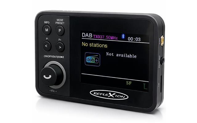 Schwarzes tragbares DAB-Radio mit Bildschirm, linker Drehknopf und Tasten; Display zeigt 'DAB', 'No stations' und 'Not available'; Logo 'REFLEXION' unten