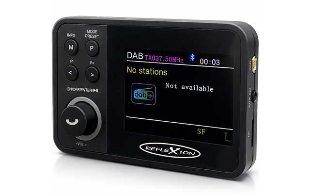 Zwart draagbaar DAB-radioapparaat met scherm, linker draaiknop en knoppen; scherm toont 'DAB', 'No stations' en 'Not available'; logo 'REFLEXION' onderaan