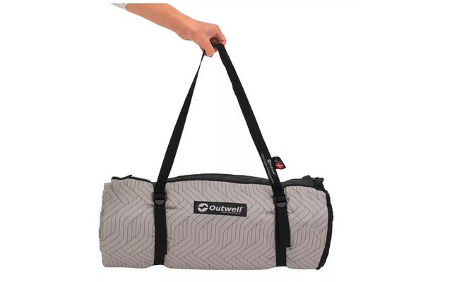 Hand hält den Griff einer grauen Sporttasche mit schwarzen Tragegurten