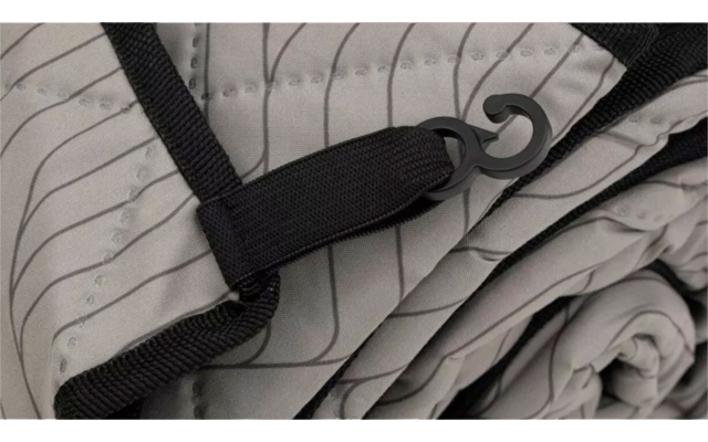 Zusammengefaltete graue Jacke mit Reißverschluss und schwarzem Zugband