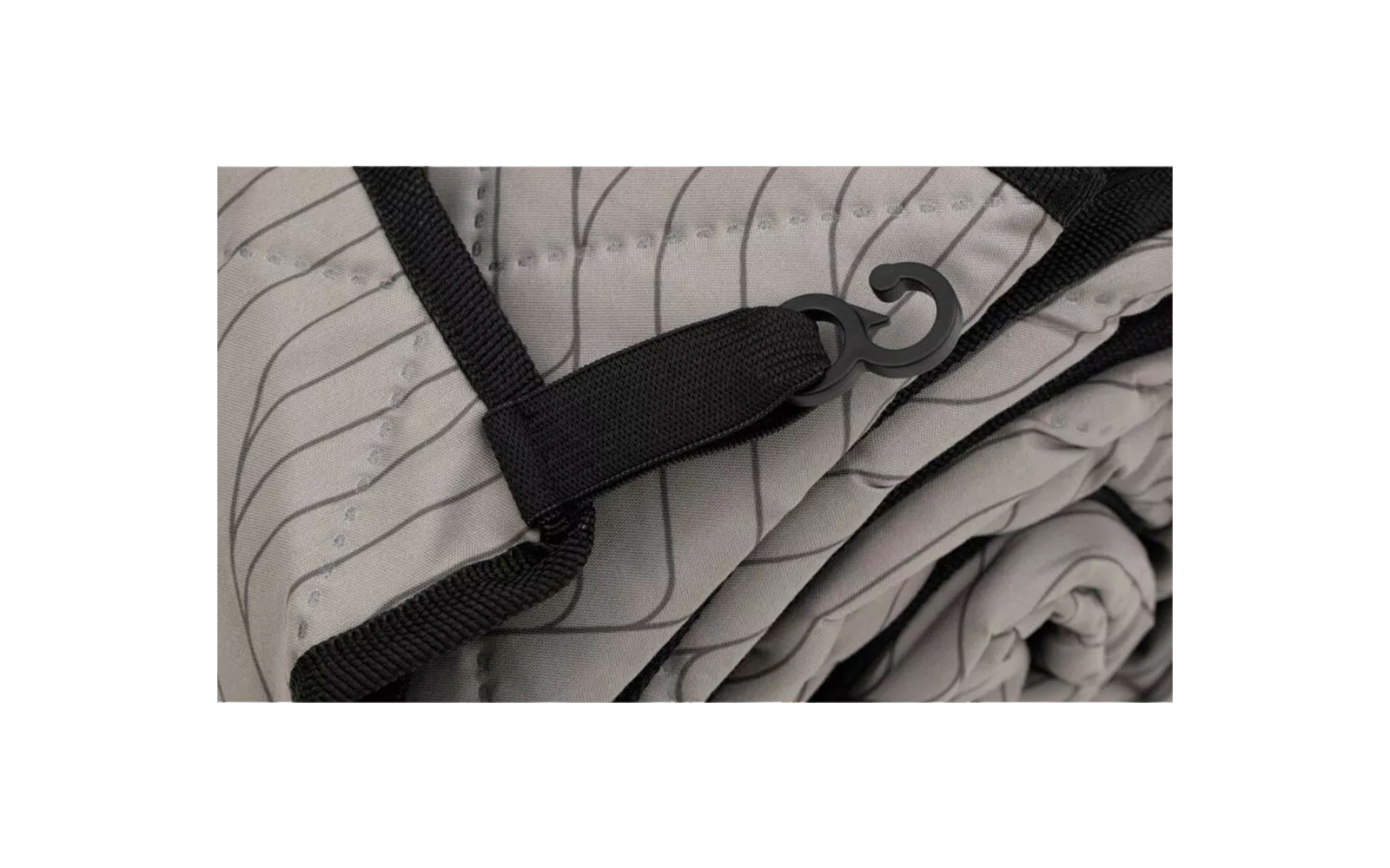 Zusammengefaltete graue Jacke mit Reißverschluss und schwarzem Zugband