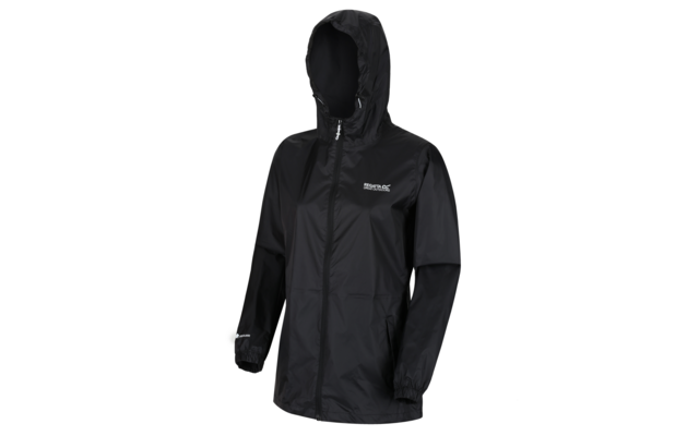 Schwarze Regenjacke mit Kapuze, durchgehendem Reißverschluss, elastischen Ärmelbündchen und weißem Logo auf der Brust