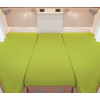 Trois matelas verts côte à côte dans un lit de camping-car
