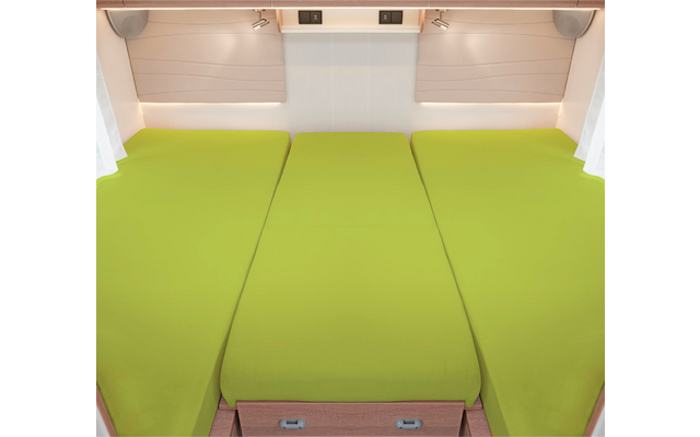 Trois matelas verts côte à côte dans un lit de camping-car