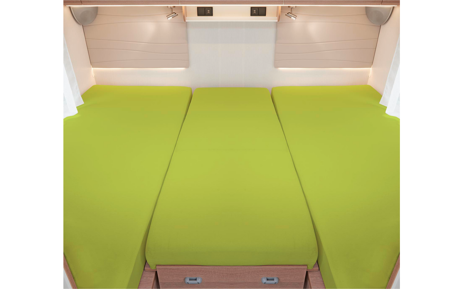 Trois matelas verts côte à côte dans un lit de camping-car