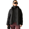 Person trägt schwarze gesteppte Daunenjacke mit hohem Kragen und Kapuze, schwarze Sonnenbrille, bordeauxfarbene Leggings, hält schwarze Handschuhe; freigestellt vor transparentem Hintergrund