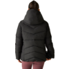 Person von hinten in schwarzer, gesteppter Jacke mit Kapuze, Haare zusammengebunden, bordeauxfarbene Leggings, hält schwarze Handschuhe in einer Hand