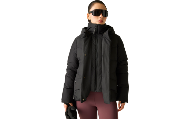 Person trägt schwarze gesteppte Daunenjacke mit hohem Kragen und Kapuze, schwarze Sonnenbrille, bordeauxfarbene Leggings, hält schwarze Handschuhe; freigestellt vor transparentem Hintergrund