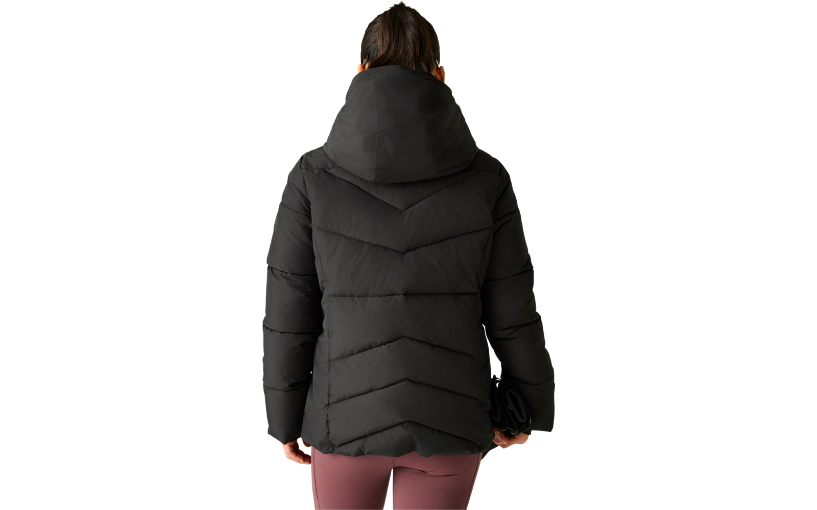 Person von hinten in schwarzer, gesteppter Jacke mit Kapuze, Haare zusammengebunden, bordeauxfarbene Leggings, hält schwarze Handschuhe in einer Hand