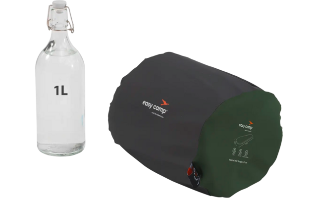 Eine Glasflasche mit der Aufschrift 1L neben einer schwarzen Tragetasche