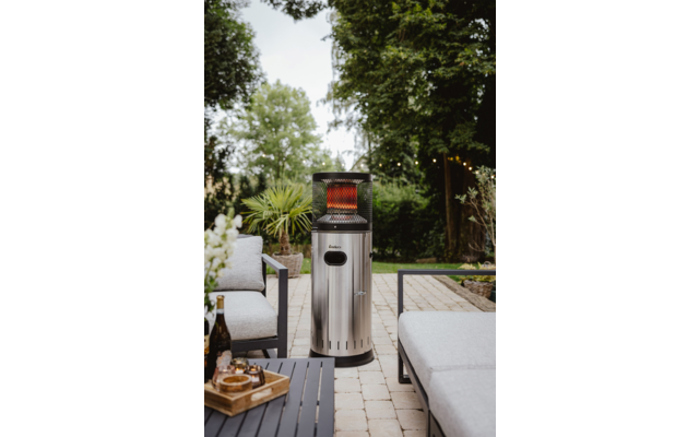 Moderner Mülleimer im Freien auf einer Terrasse mit Pflanzen und einer Holzbank