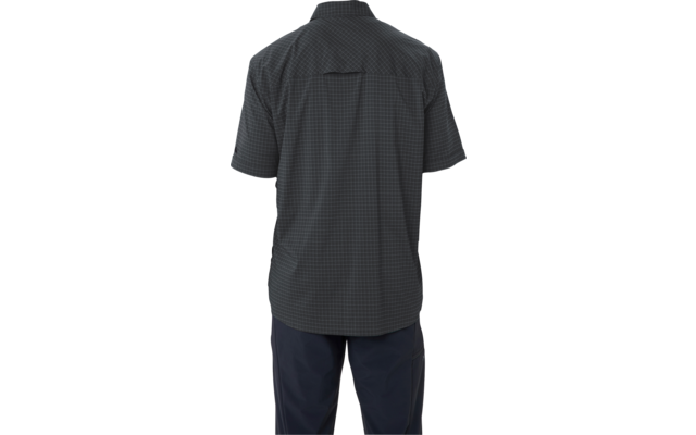 Persona vista de espaldas, con una camisa oscura a cuadros de manga corta y pantalones oscuros