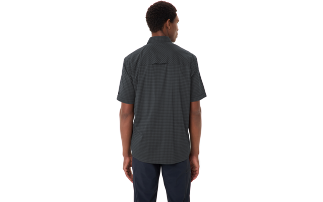 Person von hinten, trägt kurzärmliges dunkles kariertes Hemd und dunkle Hose