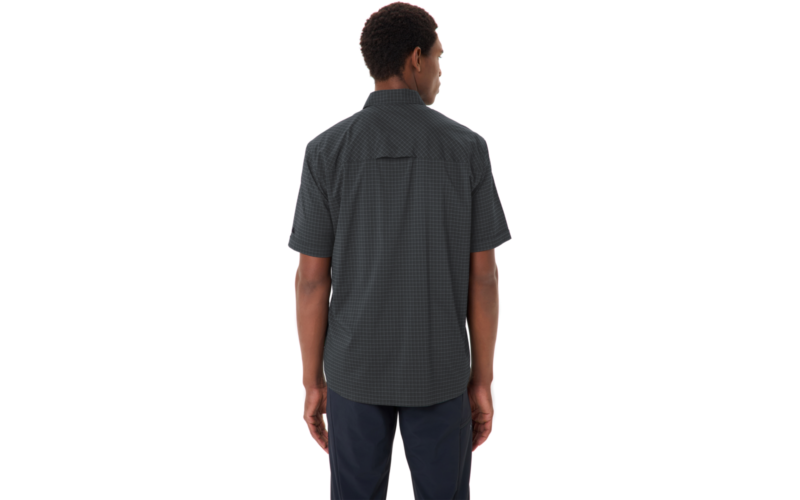 Person von hinten, trägt kurzärmliges dunkles kariertes Hemd und dunkle Hose