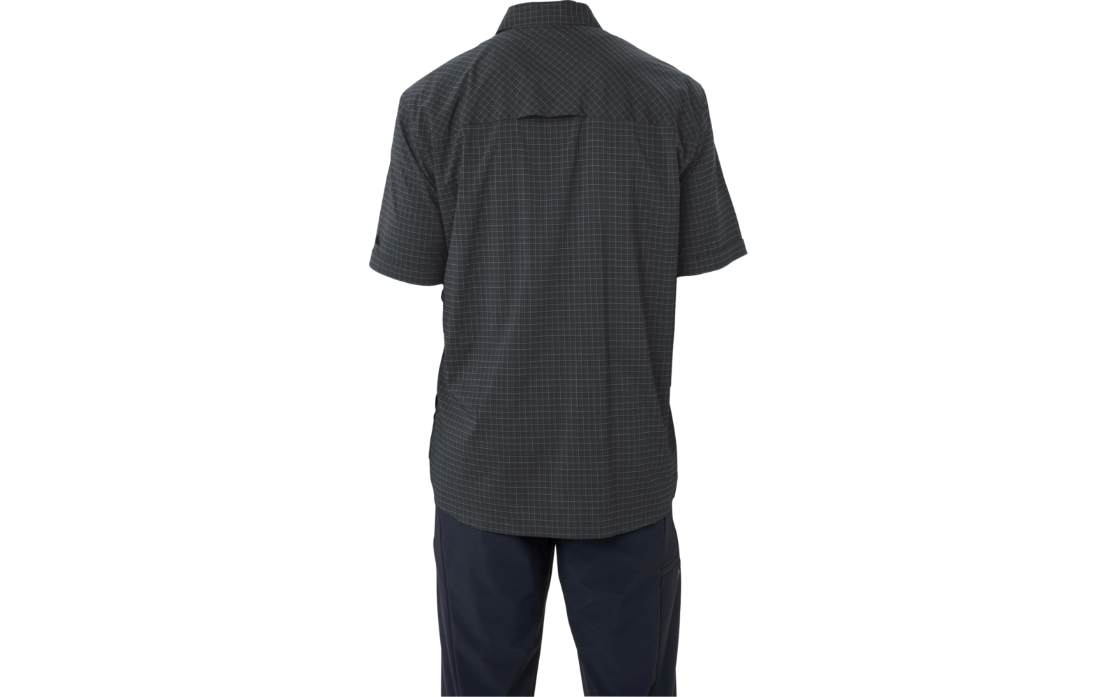 Persona vista de espaldas, con una camisa oscura a cuadros de manga corta y pantalones oscuros