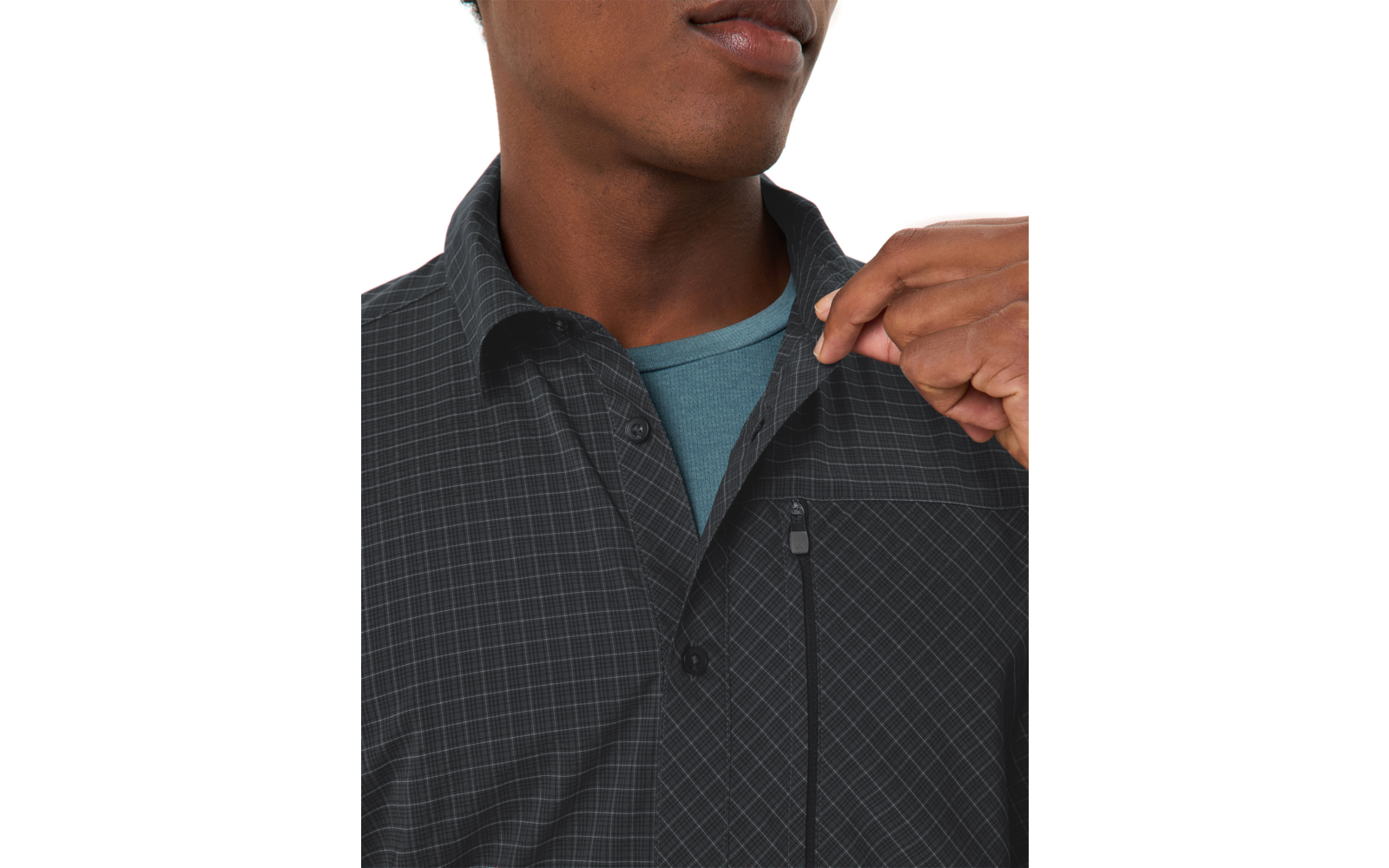 Oberkörper bis Kinn einer Person, die mit einer Hand den Kragen eines schwarz karierten Hemds anhebt; darunter ein türkisfarbenes T-Shirt; sichtbare Brusttasche mit Reißverschluss