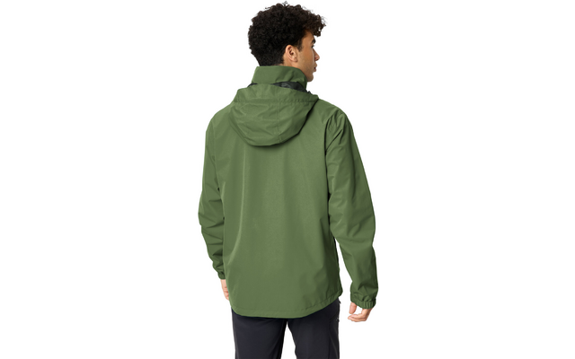 Person von hinten mit dunklen, lockigen Haaren, trägt grüne Kapuzenjacke und dunkle Hose