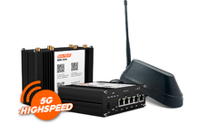 Drei schwarze elektronische Geräte: zwei rechteckige Geräte mit weißen Etiketten und QR-Codes, eines mit fünf Ethernet‑Ports; ein ovaler Antennenaufsatz mit aufrechter Antenne; unten links orangefarbenes Symbol mit Text '5G HIGHSPEED'