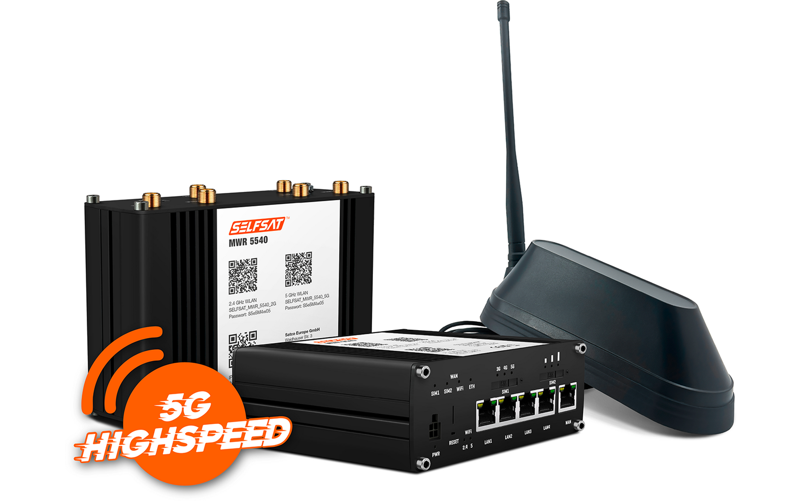 Drei schwarze elektronische Geräte: zwei rechteckige Geräte mit weißen Etiketten und QR-Codes, eines mit fünf Ethernet‑Ports; ein ovaler Antennenaufsatz mit aufrechter Antenne; unten links orangefarbenes Symbol mit Text '5G HIGHSPEED'