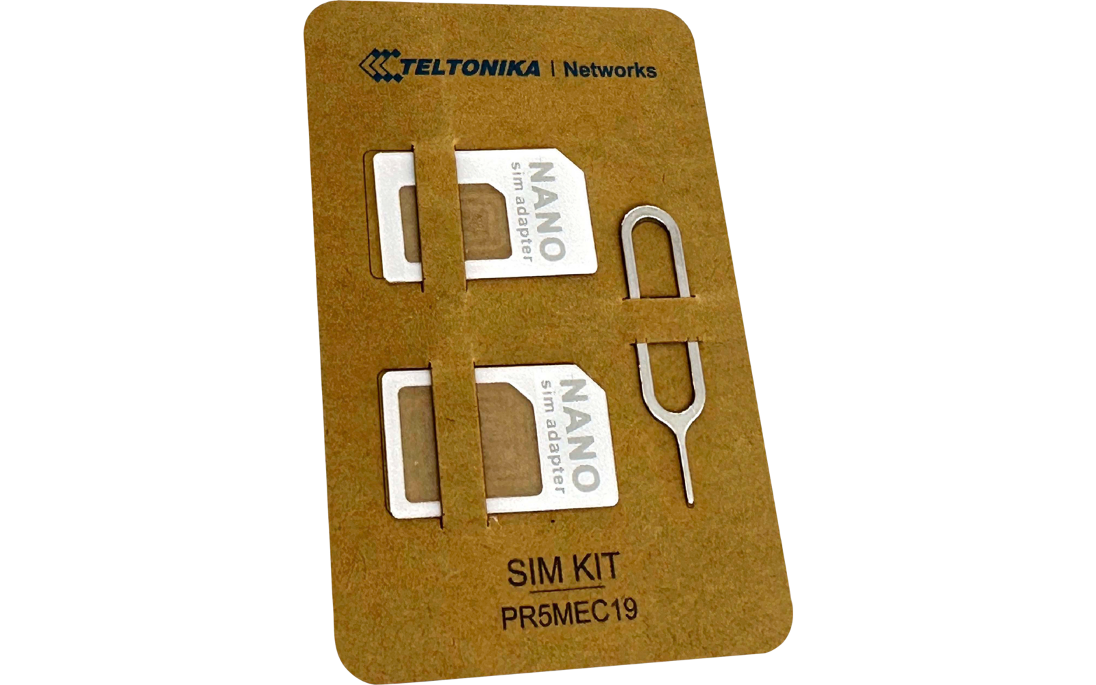 Braune Pappkarte mit Schriftzug 'TELTONIKA | Networks', zwei weiße Nano-SIM-Adapter mit Aufdruck 'NANO sim adapter', ein SIM-Auswerfer, ein U-förmiges Metallteil und der Text 'SIM KIT PR5MEC19'