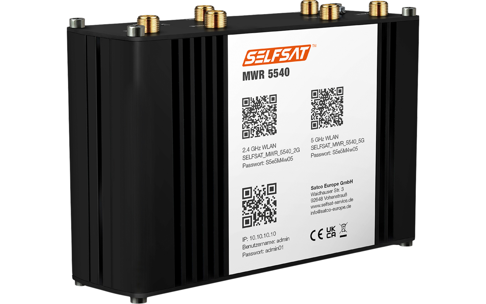 Schwarzes rechteckiges Gerät mit weißem Etikett 'SELFsat MWR 5540', vier QR-Codes, mehrere goldfarbene Antennenanschlüsse oben und Gummifüße
