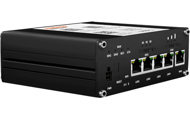 Schwarzes rechteckiges Metallgehäuse mit weißem Etikett oben, fünf Ethernet‑Anschlüsse mit grünen LED‑Anzeigen, mehrere Beschriftungen und kleine Tasten, zwei schmale Schlitze an der Seite, vier silberne Eckschrauben