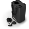 Schwarzer Wasserbehälter mit abnehmbarem Deckel und Ausgießer, daneben zwei weitere abnehmbare Verschlüsse