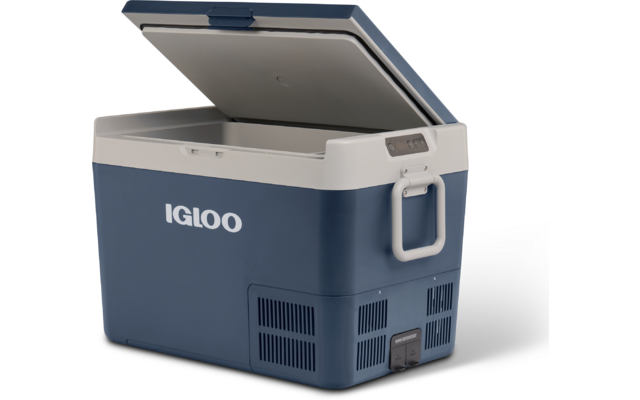 Offene tragbare Kühlbox aus blauem und grauem Kunststoff mit aufgeklapptem Deckel, seitlichem Griff, Lüftungsgittern und Markenaufdruck "IGLOO"