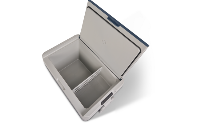 Graue Kühlbox mit geöffnetem Deckel, leerem Innenraum, abnehmbarem weißem Trenngitter und digitalem Bedienfeld außen