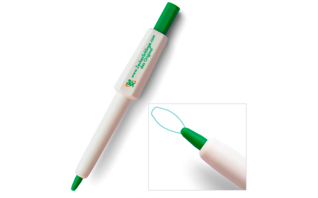 Weißer Stift mit grüner Spitze und grüner Kappe