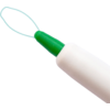 Un gratte-langue blanc avec une tête en silicone verte sur fond blanc
