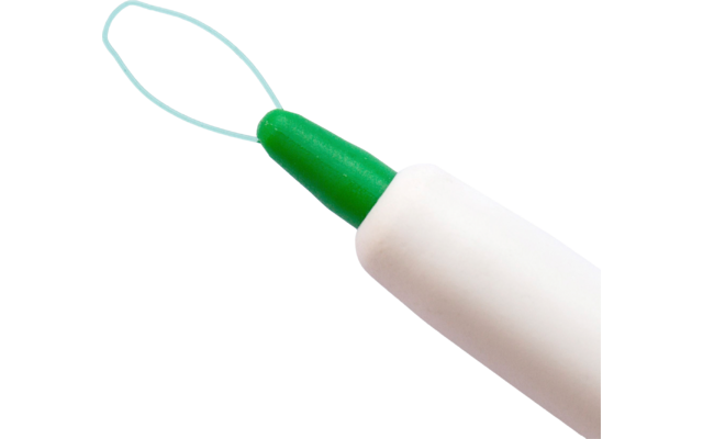 Un gratte-langue blanc avec une tête en silicone verte sur fond blanc